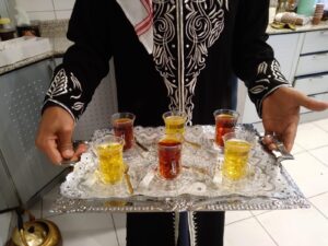 خدمة شاي وقهوة للمناسبات في الكويت – ضيافة راقية وقهوة عربية أصيلة