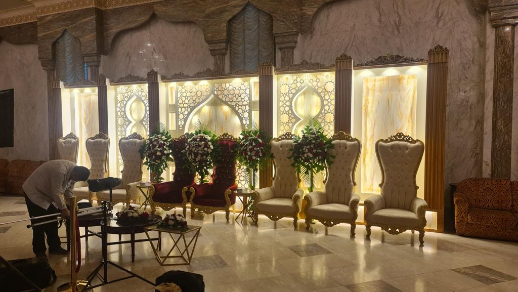 مصور أعراس بالكويت يلتقط لحظة عاطفية بين العروسين في حفل الزفاف