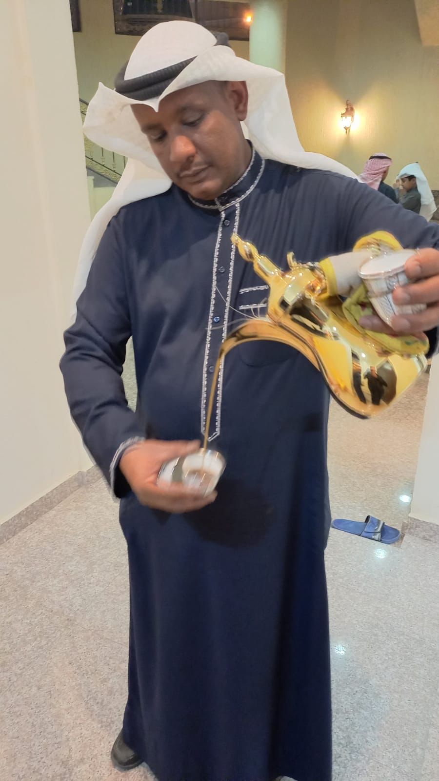 خدمة ضيافة رجال بالكويت لتقديم القهوة العربية والشاي